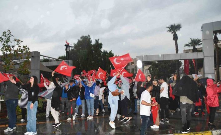 Söke’de Cumhurbaşkanı Erdoğan’ın seçim zaferi meydanda kutlandı