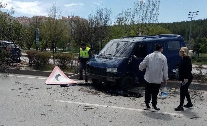 Sürücüsünün kontrolünü kaybettiği minibüs orta refüje çıktı