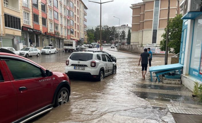 Suşehri’nde yollar göle döndü