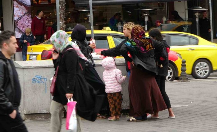 Taksim Meydanı dilencilerle doldu