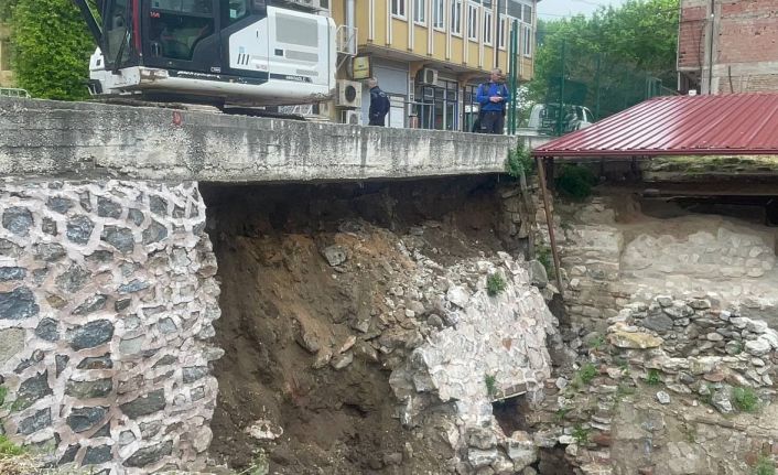 Tarihi İznik çini fırınlarının kazı alanı istinat duvarı çöktü