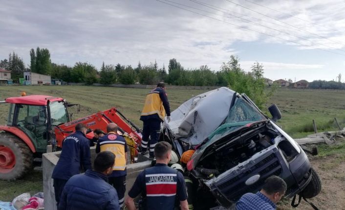 Tarım işçilerini taşıyan minibüs devrildi: 1 ölü, 8 yaralı