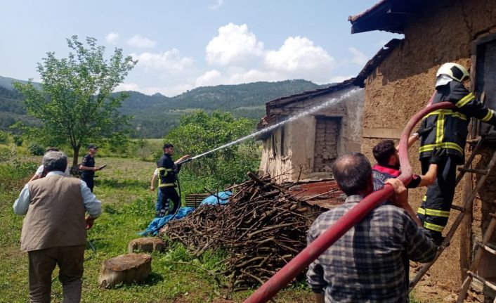 Tek katlı ahşap ev çıkan yangında ev kullanılamaz hale geldi