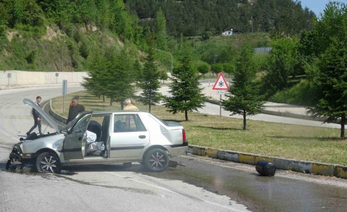 Tokat’ta bariyerlere çarpan aracın LPG tankı yola fırladı