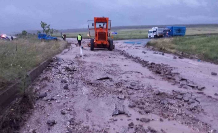 Tunceli’de heyelan nedeniyle yol kapandı