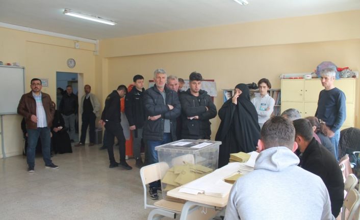 Türkiye’nin en az nüfuslu ili Bayburt’ta oylar heyecanla kullanılmaya başladı
