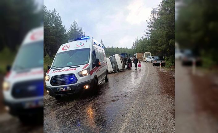 Tütün işçilerini taşıyan minibüs devrildi: 5 yaralı