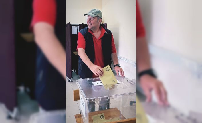 Ünlü komedyen Ata Demirer, Cumhurbaşkanlığı seçimi için Bozcaada’da oyunu kullandı