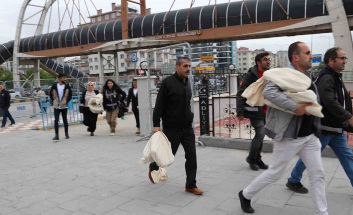 Van’da sayılan oylar İl Seçim Kurullarına getiriliyor