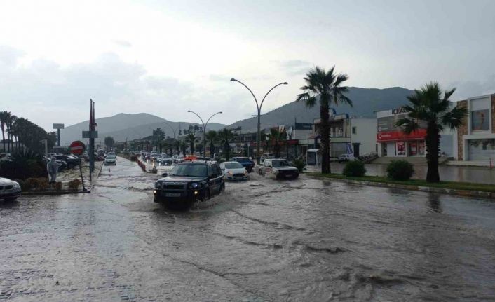 Yağış yolu kapattı, araç ve konteynerleri sürükledi