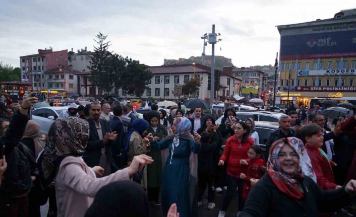 Yağmur altında Cumhurbaşkanı Erdoğan’ın zaferini kutladılar