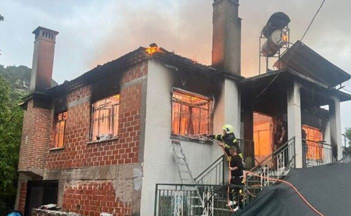 Yangında yaşamını yitiren anne ve oğlu toprağa cerildi