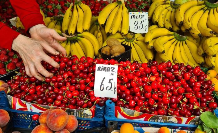 Yaz mevsiminin habercisi kiraz tezgahlardaki yerini aldı