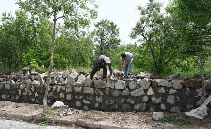 Yenice Mezarlığının tehlike oluşturan duvarı yenileniyor