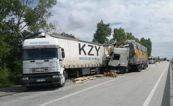 Yol kenarına park eden tıra arkadan gelen başka tır çarptı