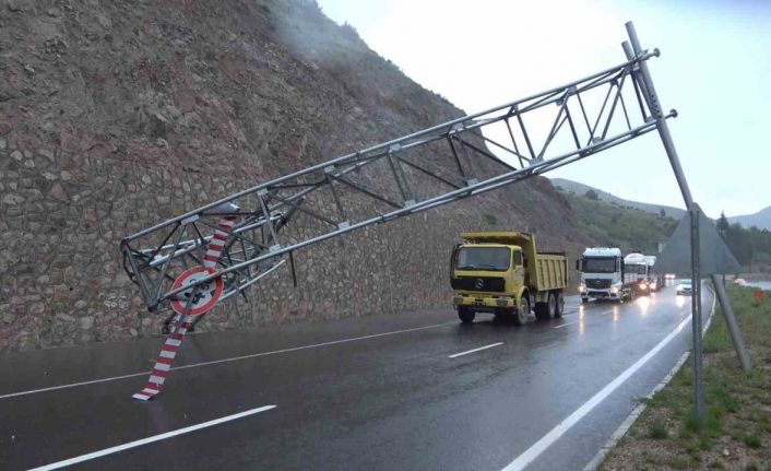 Yüksekliği hesaplayamayan iş makinesi yüklü kamyon uyarı tabelasını devirdi