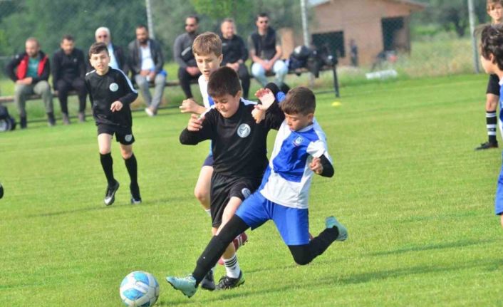 Yunusemre’de minik futbolcular 19 Mayıs için ter döktü