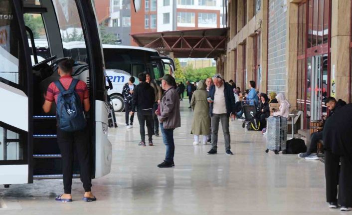 Yüzlerce depremzede, vatandaşlık görevi için memleketlerine oy kullanmaya gitti