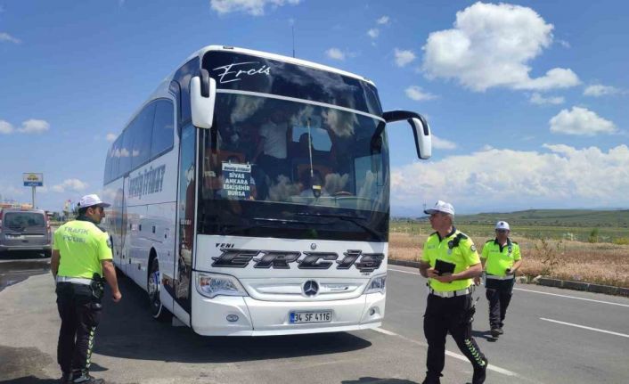 Ağrı’da trafik polisleri bayram öncesi emniyet kemeri denetimi yaptı