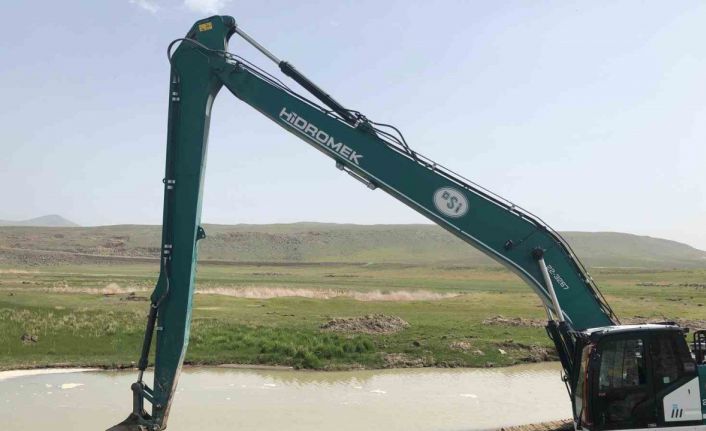 Ahlat’ta sulama kanalları temizleniyor