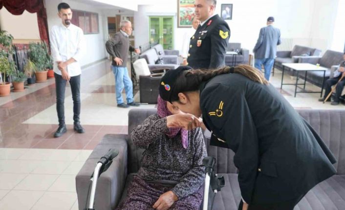 Aksaray’da jandarmadan huzurevine bayram ziyareti