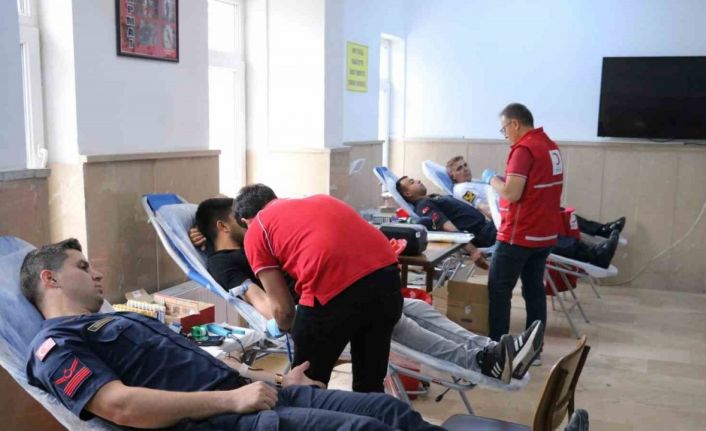 Aksaray’da jandarmadan Kızılay’a kan bağışı