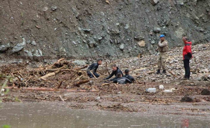 Amasya’da selde kaybolan iki kişiden birinin cesedi bulundu