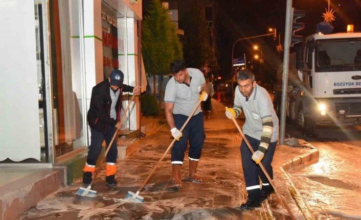 Ana cadde kaldırımları köpüklü yıkama ile bayrama hazırlanıyor