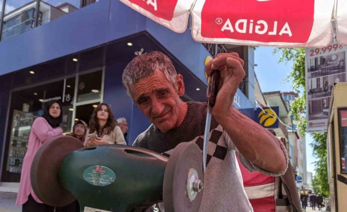 Ardahan’da Kurban Bayramı öncesi bıçak bileyicilerinin yoğun mesaisi