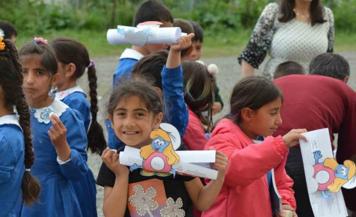 Ardahan’da öğrencilerin karne heyecanı