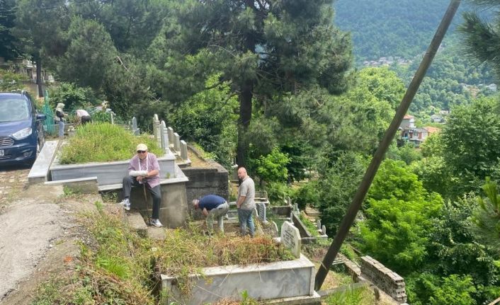 Arife günü mezarlıklar ziyaretçi akınına uğradı