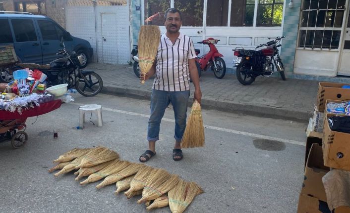 Asırlık ot süpürgeler, son teknoloji rakiplerine karşı direniyor