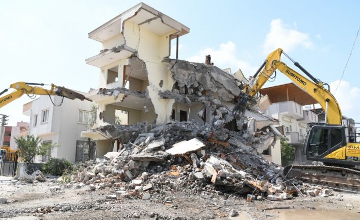 Asrın felaketinde tadilat sonrası oluşan moloz yığınları kaldırılıyor