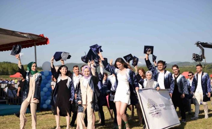 BARÜ’de binlerce öğrenci mezun olmanın gururunu yaşadı