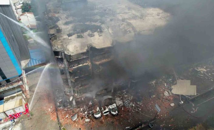 Başakşehir’de çıkan yangın 24. saatinde devam ediyor