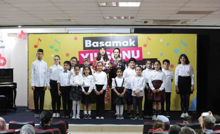 BASAMAK kursiyerleri yıl sonu gösterileriyle sahnede