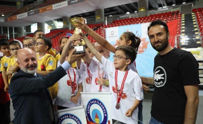 Başkan Çolakbayrakdar, satranç turnuvasının ödüllerini verdi