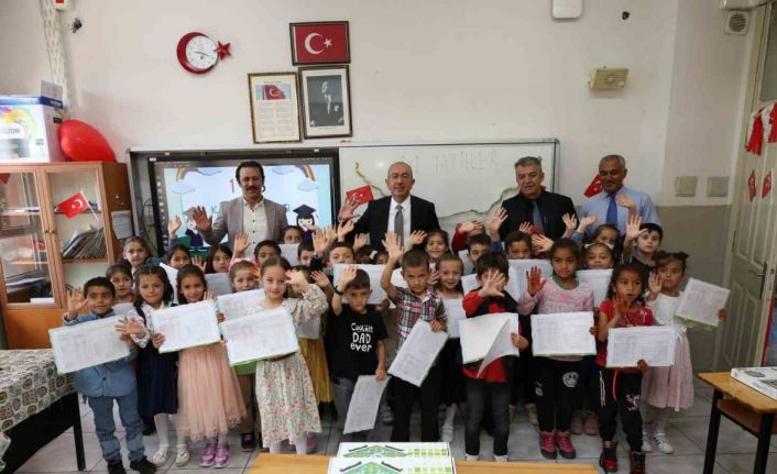 Başkan Kavuş, öğrencilerin karne heyecanına ortak oldu