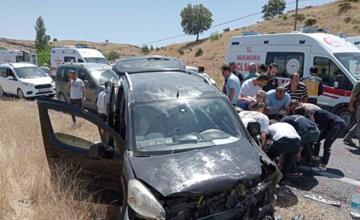 Batman’da hafif ticari araç ile otomobil çarpıştı: 6 yaralı