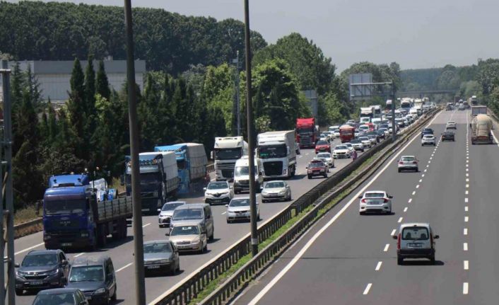 Bayram göçünde otoyolun Sakarya geçişinde akıcı yoğunluk