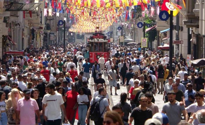 Bayram öncesi vatandaşlar Taksim’e akın etti