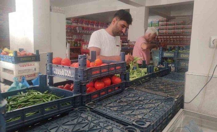Bayramda nüfusu iki katına çıkan ilçede maket rafları boşaldı