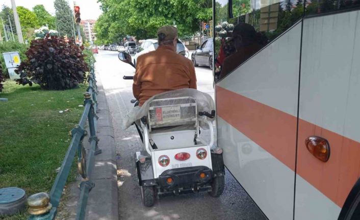 Belediye otobüsü ile elektrikli bisiklet çarpıştı
