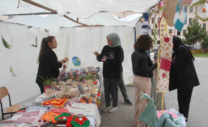 Beyşehir’de özel öğrenciler el emeklerini sergiledi