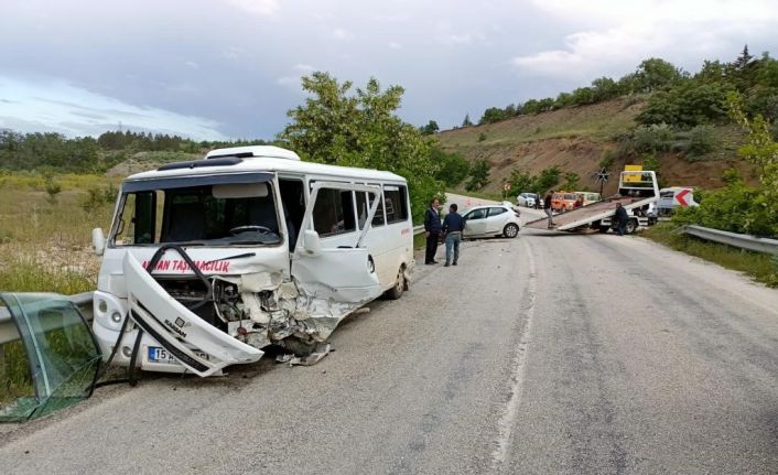 Burdur’da işçi servisi ile otomobil çarpıştı: 13 yaralı
