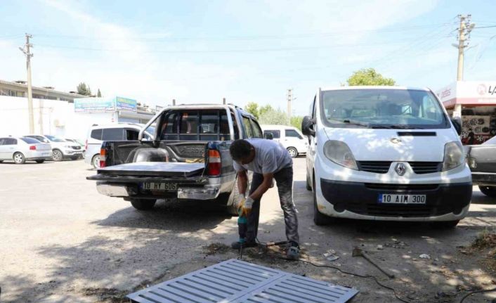 Burhaniye’de mazgal temizliği yapılıyor
