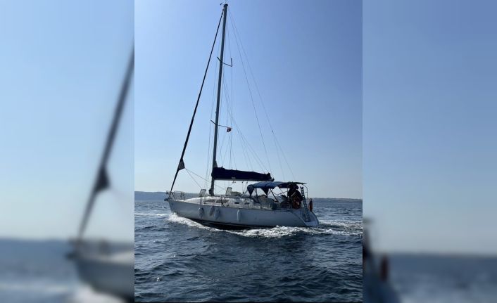 Çanakkale açıklarında rotası İtalya olan teknede 48 kaçak göçmen yakalandı