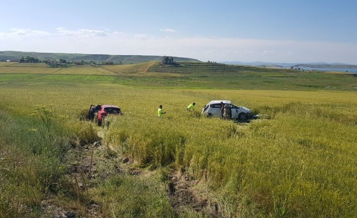 Çarpışan otomobiller tarlaya uçtu: 5 yaralı