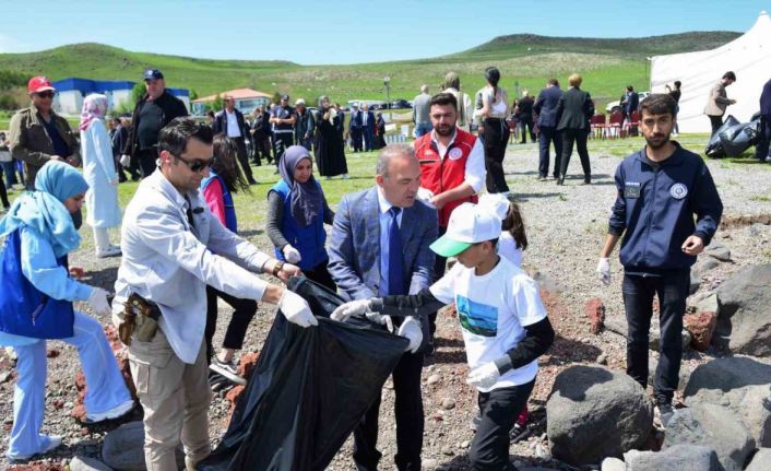 Çıldır Gölü’nde kıyı temizliği yapıldı