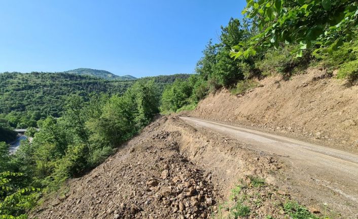 Çöken köy yoluyla 3 aydır kimse ilgilenmedi